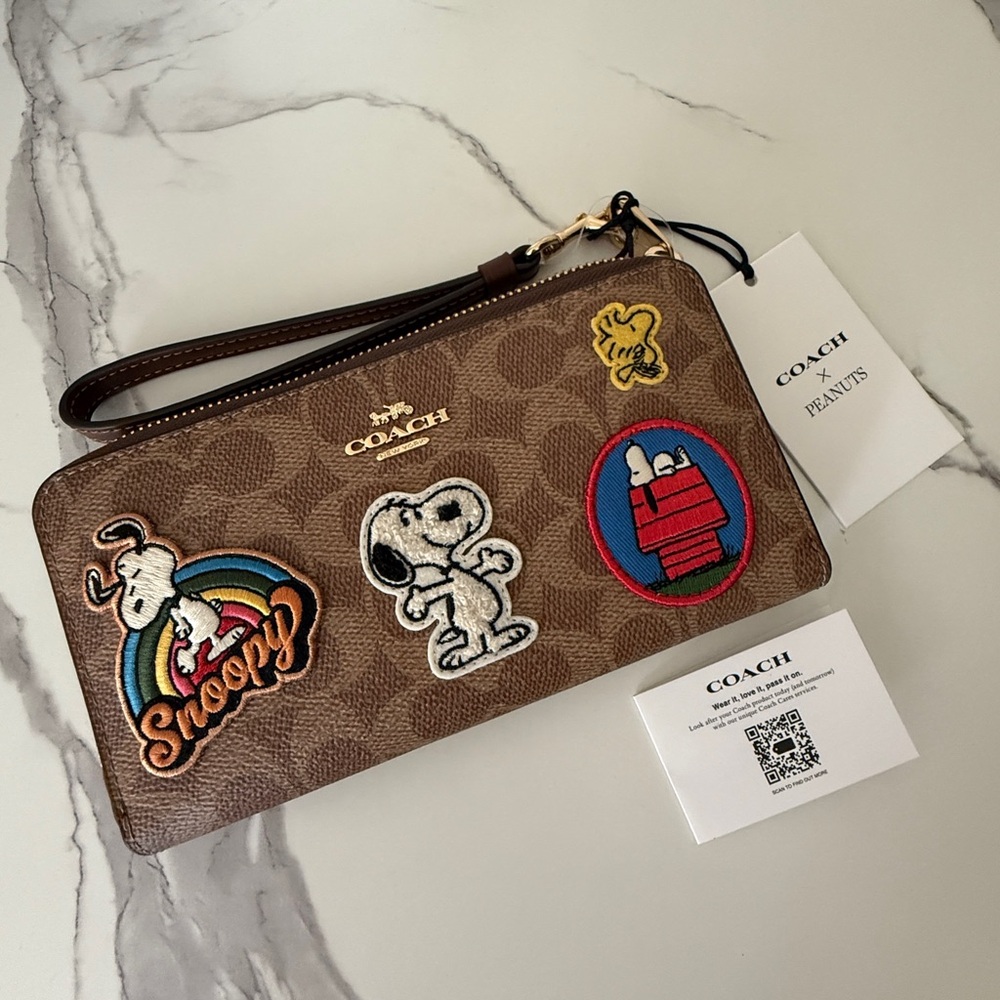 NWT Coach x Peanuts zip wallet wristlet Snoopy Patches Signature Canvas